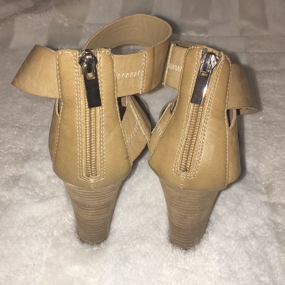 Betsey Johnson - Picture 3 of 9